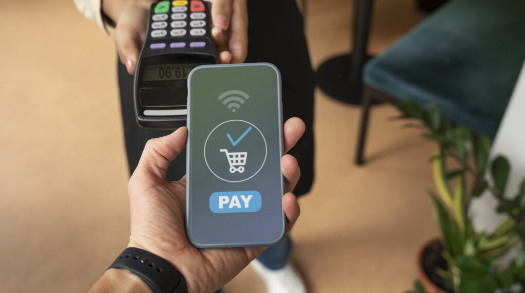 person-paying-using-Alipay-technology