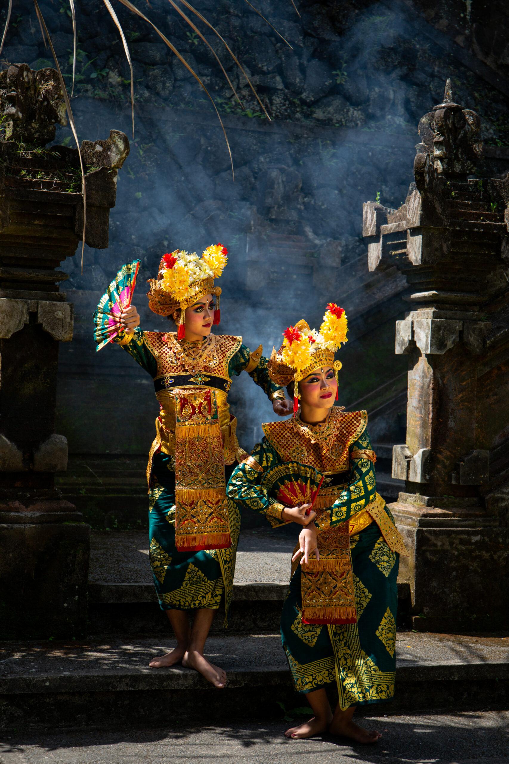 Wisatawan asing mengenakan pakaian tradisional Bali saat berkunjung ke pura